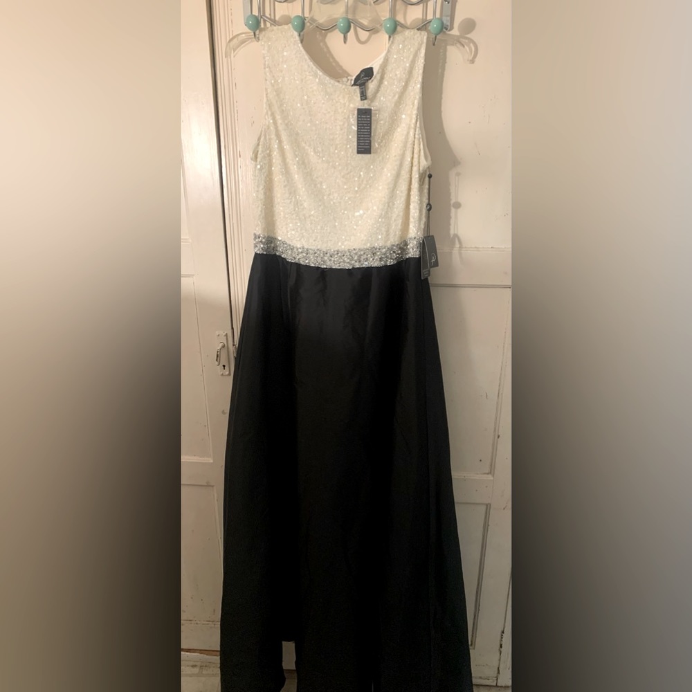 Adrianna Papell Black and White Beaded Taffeta Gown - 16